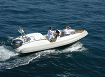 battello pneumatico : gommone di servizio semi-rigido accessoriato per yachts (entrobordo, consolle laterale, ponte in teak) 850 Ribeye