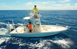 bay boat fuoribordo / con console centrale / con fly / da pesca sportiva