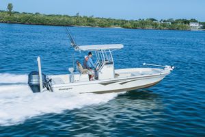 bay boat fuoribordo / con console centrale / da pesca sportiva / max. 10 persone
