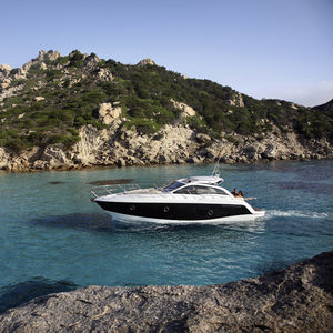 cabinato entrobordo / con scafo planante / hard-top / max. 12 persone