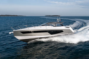 motor-yacht da crociera / hard-top / IPS / GRP
