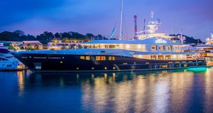 mega-yacht con cabina di pilotaggio / con eliporto