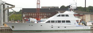 super-yacht rapido / da pesca sportiva / con cabina di pilotaggio / dislocante