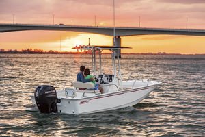barca open fuoribordo / con console centrale / per la pesca / max. 8 persone