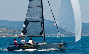 barca a vela con chiglia da regata / con poppa aperta / con albero in carbonio / con bompresso