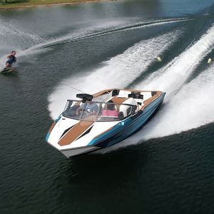 runabout entrobordo / con dual console / da sci nautico / max. 7 persone