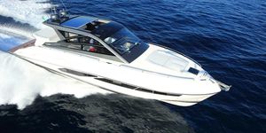 motor-yacht da crociera / hard-top / IPS / con scafo planante