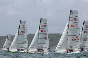 barca a vela con chiglia da regata / con poppa aperta / con bompresso / trasportabile