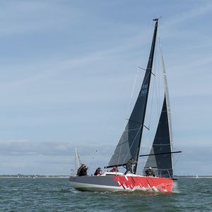 monoscafo / da regata e crociera / con poppa aperta / con 6 cabine