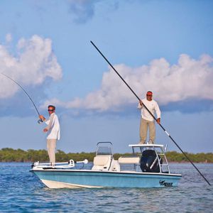 bay boat fuoribordo / con console centrale / da pesca sportiva / max. 5 persone