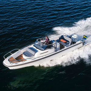 barca open fuoribordo / con console centrale / open / da pesca sportiva