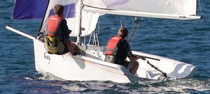 barca a vela con chiglia da regata / con poppa aperta / con bompresso