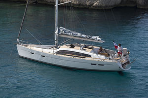 monoscafo / da crociera / con deck saloon