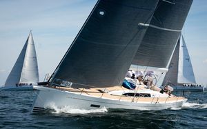sailing-yacht da regata e crociera / con 3 cabine / con bompresso / con doppio timone a ruota