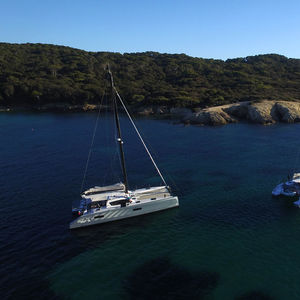 catamarano / da crociera / con poppa aperta / con 3 cabine