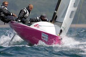 barca a vela con chiglia da regata / one-design / con poppa aperta / a chiglia retrattile