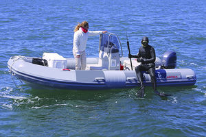 gommone fuoribordo / semirigido / con console centrale / da immersione