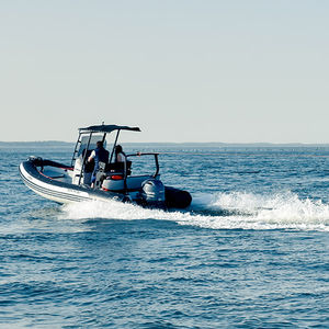 gommone fuoribordo / semirigido / con console centrale / sportivo