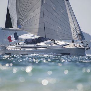 sailing-yacht da crociera d'altura / con pozzetto centrale / in fibra di vetro / con 3 cabine