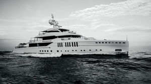 mega-yacht da crociera / con cabina di pilotaggio / su misura / a prua verticale