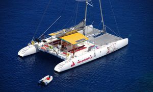 catamarano / da charter / con poppa aperta / con deck saloon