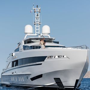 super-yacht da crociera / con fly / in alluminio / con scafo semiplanante