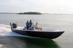 bay boat fuoribordo / con console centrale / da pesca sportiva
