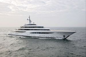 mega-yacht da crociera / con cabina di pilotaggio / con eliporto