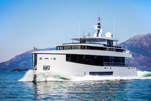 super-yacht da crociera / explorer / con cabina di pilotaggio / a prua verticale