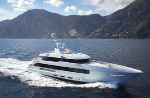 super-yacht da crociera / con cabina di pilotaggio / dislocante / con piscina