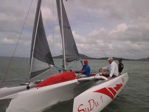 trimarano / da regata / con poppa aperta / in carbonio