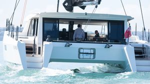 catamarano / da regata e crociera / con poppa aperta