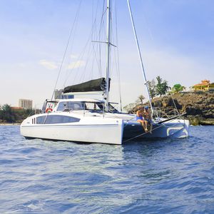 catamarano / da regata e crociera / con poppa aperta / con 2 cabine