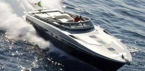 motor-yacht da crociera / open / con scafo planante / con 2 o 3 cabine