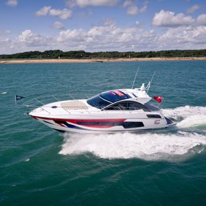 motor-yacht sportivo / hard-top / IPS POD / con scafo planante