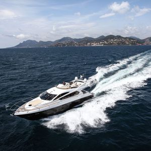 motor-yacht da crociera / con fly / IPS POD / con scafo planante