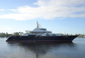 mega-yacht da crociera / con cabina di pilotaggio / in acciaio / su misura