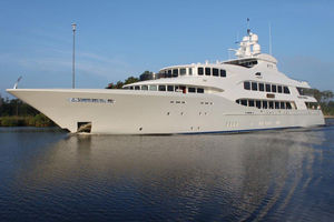 mega-yacht da crociera / raised pilothouse / in alluminio