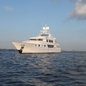 super-yacht da crociera / con cabina di pilotaggio / in alluminio / con scafo dislocante