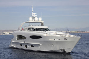 super-yacht da crociera / con fly / raised pilothouse / con scafo planante