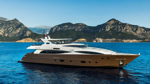 super-yacht da crociera / con fly / con scafo dislocante