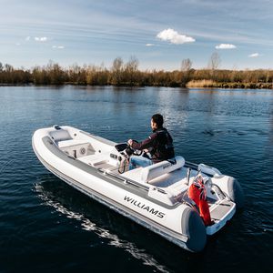 gommone entrobordo / con console laterale / sportivo / a idrogetto