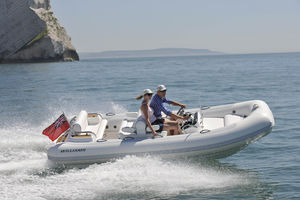 gommone entrobordo / a idrogetto / semirigido / con console centrale