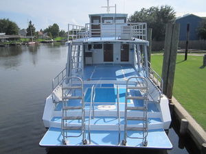 motor-yacht da pesca / raised pilothouse / dislocante / con 7 cuccette