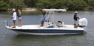 bay boat fuoribordo / con console centrale / da pesca sportiva / max. 7 persone