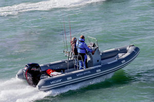gommone fuoribordo / semirigido / con console centrale / da pesca sportiva