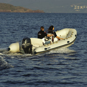 gommone fuoribordo / semirigido / con console centrale / con console laterale