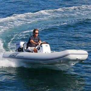 gommone fuoribordo / semirigido / con console laterale / max. 5 persone
