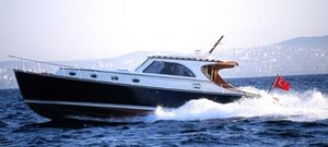 motor-yacht da crociera / lobster / con cockpit chiuso / con scafo dislocante