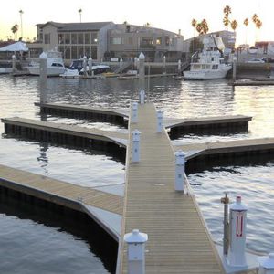 pontile galleggiante / di ormeggio / per marina / per porto